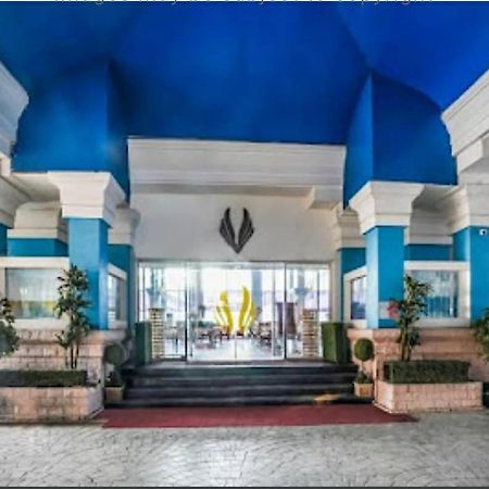 Royal Palms Hotel Мумбаи Экстерьер фото
