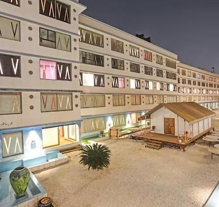 Royal Palms Hotel Мумбаи Экстерьер фото