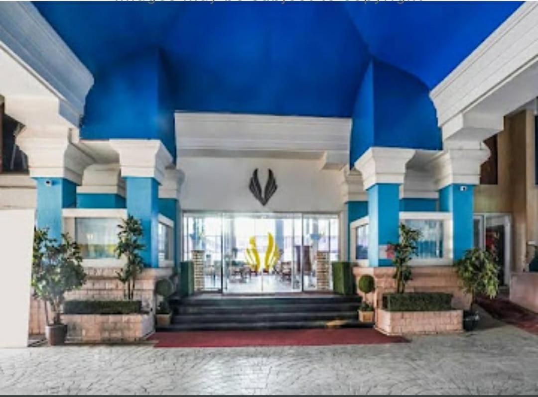Royal Palms Hotel Мумбаи Экстерьер фото