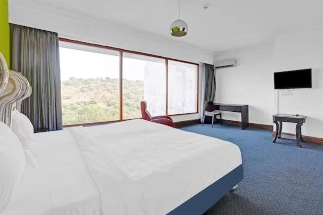 Royal Palms Hotel Мумбаи Экстерьер фото